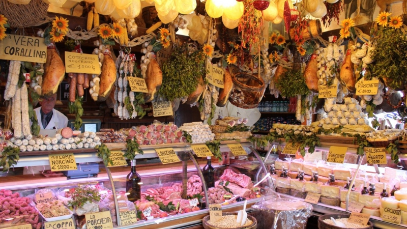 vitrine-LA SEYNE SUR MER-min_norcia_butchery_cold_cuts-342231